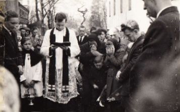 Pogrzeb prowadzony przez ks.Sobottę.Lata 60.XXw. Zdjęcie z albumu pani Marii Czuprym
