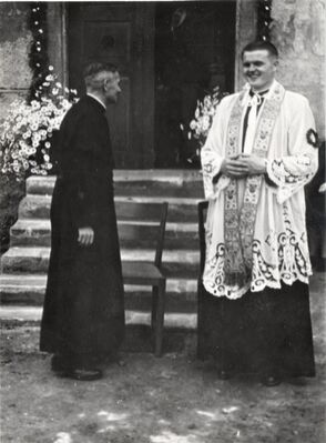 ks.Kolerczyk z ks.Poradą w dniu jego prymicji rok 1955
