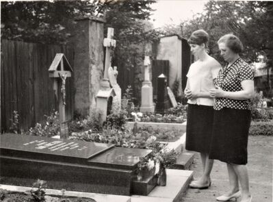 siostrzenice przy grobie ks.Kolarczyka w Pilchowicach

