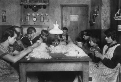 Szkubanie piyrza w domu rodziny Lazaj. 1930r. Ze zbiorów pani Luizy Ciupke

