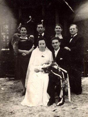 Ślub Edelgard Zwadło i Emila Piechuta rok 1952. Z tyłu rodzice Państwa Młodych. Ślub Edelgard Zwadło i Emila Piechuta rok 1952
