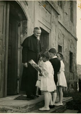 Dzieci pierwszokomunijne dziękuja ks.Kolarczykowi. Rok 1962. Przed plebanią. 
