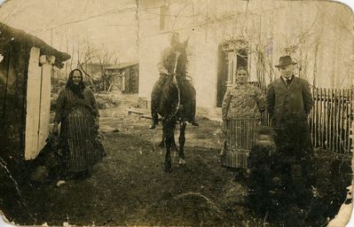 Dom na ulicy Smolnickiej w Leboszowicach. Ok 1900 roku. Zdjęcie z albumu rodziny Jaskółka. 

