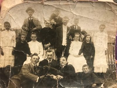 Zdjęcie zrobione z okazji urodzin. Na zdjęciu rodzina Drischel ze Stanicy.Rok 1920. z albumu pana Michała Foit.
