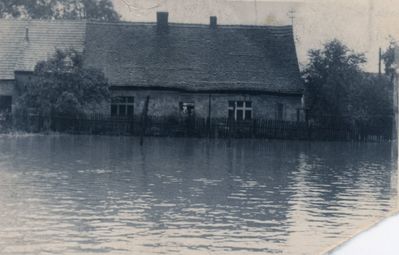 Powódź w centrum Pilchowic, ulica Damrota. Rok 1966.  Ze zbiorów pani Luizy Ciupke. 
