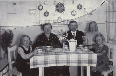 Przi stole
Rodzina Piecha w domu na ul.Gliwickiej, lata 30. XXw.Zdjęcie z albumu pani Róży Matuszczyk.
