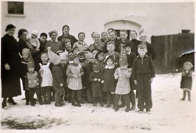 Uczestnicy zabawy sylwestrowej dla dzieci przedszkolnych i ich rodziców.1937/38. Ze zbiorów pana Seemana
