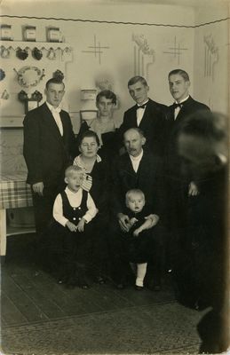 W kuchni
Zdjęcie z albumu rodziny Aniśko.
