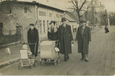 Niedzielny spacer ulicą Seminaryjną (dziś Damrota). Zdjęcie ze zbiorów pana Józefa Nierychło.

