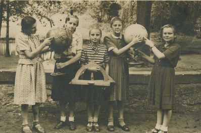 Uczennice pilchowickiej szkoły na poczatku lat 50.XXw. Szkoła mieściła się wówczas w pilchowickim zamku (dzisiejszy Urząd Gminy). Zdjęcie z albumu pani Doroty Mroncz
