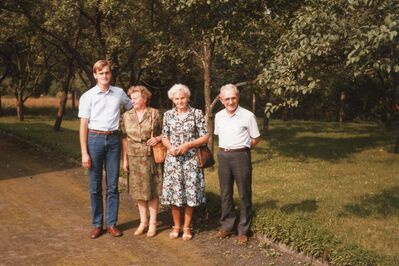 po lewej potomek rodziny von Schroeter- właścicieli pałacu w Kuźni- podczas wizyty w Polsce z rodzeństwem Szendzielorz. Z albumu pana Krzysztofa Szendzielorza
