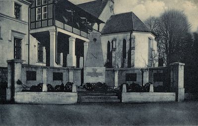 Pomnik mieszkańców Pilchowic, Leboszowic, Dolnej Wsi i Wielopola poległych w I wojnie światowej (przy szpitalu). 
