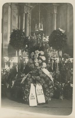 symboliczny pogrzeb (bez ciała) żołnierza poległego na froncie Ii wojny światowej. Pilchowicki kościół. Ze zbiorów pani Róży Matuszczyk.
