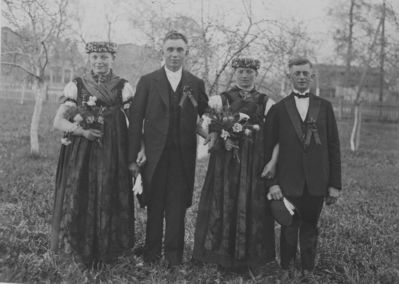 1929.Świadkowie ślubu w strojach schonwaldzkich
