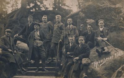 Pilchowiccy młodzieńcy podczas wycieczki na Strzeliniec, Rok 1927. Zdjęcie ze zbiorów pni Luizy Ciupke.
