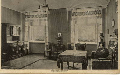 Wnętrza pałacu, lata 30.XXw. Pokój gościnny. Udostępnione przez pania Luizę Ciupke.(seria widokówek na temat Sierocińca powadzonego przez boromeuszki) 
