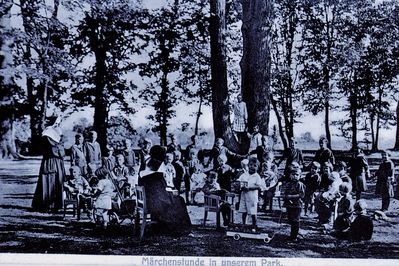 Dzieci z pilchowickiego sierocińca słuchają bajek w parku. 
Sierociniec prowadzony przez siostry boromeuszki istniał w latach 1922-1945. 
