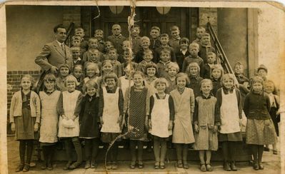 W szkole na dzisiejszej ulicy Powstańców. Koniec lat 30.XXw. Zdjęcie ze zbiorów pani Elżbiety Hoinca.
