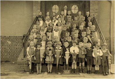 Pierwszoklasiści z tytami na shodach szkoły przy dzisiejszej ulicy Powstańców. Rok 1936. Zdjęie ze zbiorów pana Seemana.
