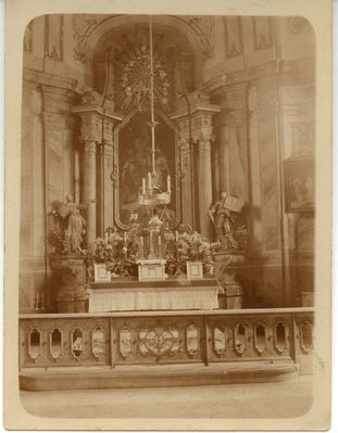 Ołtarz główny.Lata 30.XXw. 
Dobrze widoczne dawne malowanie kościoła, nieistniejaca balaska i dawne tabernakulum.
