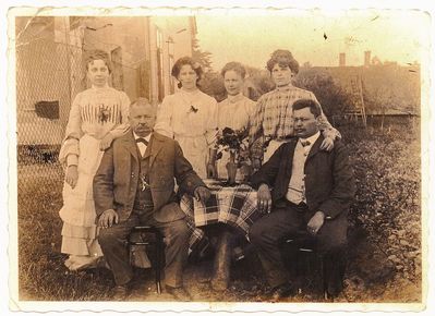 Rodzina piekarza Augusta Hilla. Ok.1920r. 
