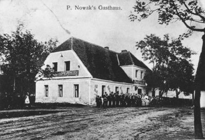 Restauracja Pula Nowaka na widokówce. Widoczny na zdjęciu budynek powstał ok.19010 roku. Na przełomie lat 20. i 30.XXw.budynek podwyższono i rozbudowano. 
