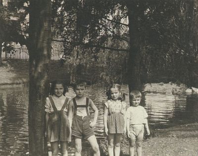 Pani Ala Czechowska z rodzeństwem nad jednym z mniejszych stawów mieszczących się za zamkiem. Zdjęie z albumu rodziny Czechowski. 
