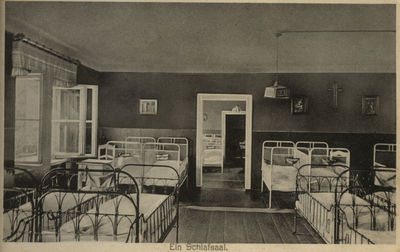 Wnętrza pałacu, lata 30.XXw. Sypialnia. Udostępnione przez pania Luizę Ciupke.(seria widokówek na temat Sierocińca powadzonego przez boromeuszki) 
