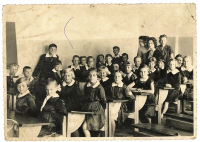 Uczniowie w jednej z klas zamkowych. Rocznik 1951. Zdjęcie zrobione na początku lat 60.XXw. Z albumu pani Joanny Oleksza.
