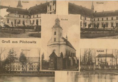W centrum widokówki kościół z widocznym transformatorem (powstał w 1913r.).U góry szpital, u dołu po lewej pałac, po prawej staw zamkowy. 
