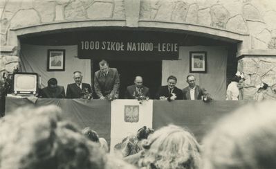 1961r.- uroczyste otwarcie nowej szkoły przy ulicy Świerczewskiego. Ze zbiorów państwa Gleń.
