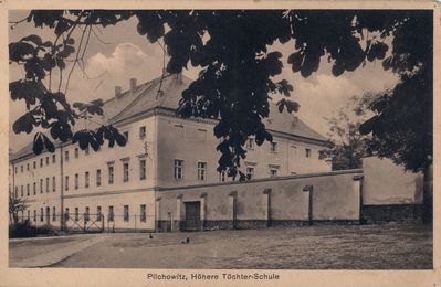 Pałac od strony ulicy Stanickiej. Do 1921r. w pałacu miesciło się Królweskie Katolickie Seminarium Nayczycielskie.
