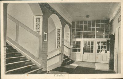 Wnętrza pałacu, lata 30.XXw. Klatka schodowa. Udostępnione przez pania Luizę Ciupke.(seria widokówek na temat Sierocińca powadzonego przez boromeuszki) 
